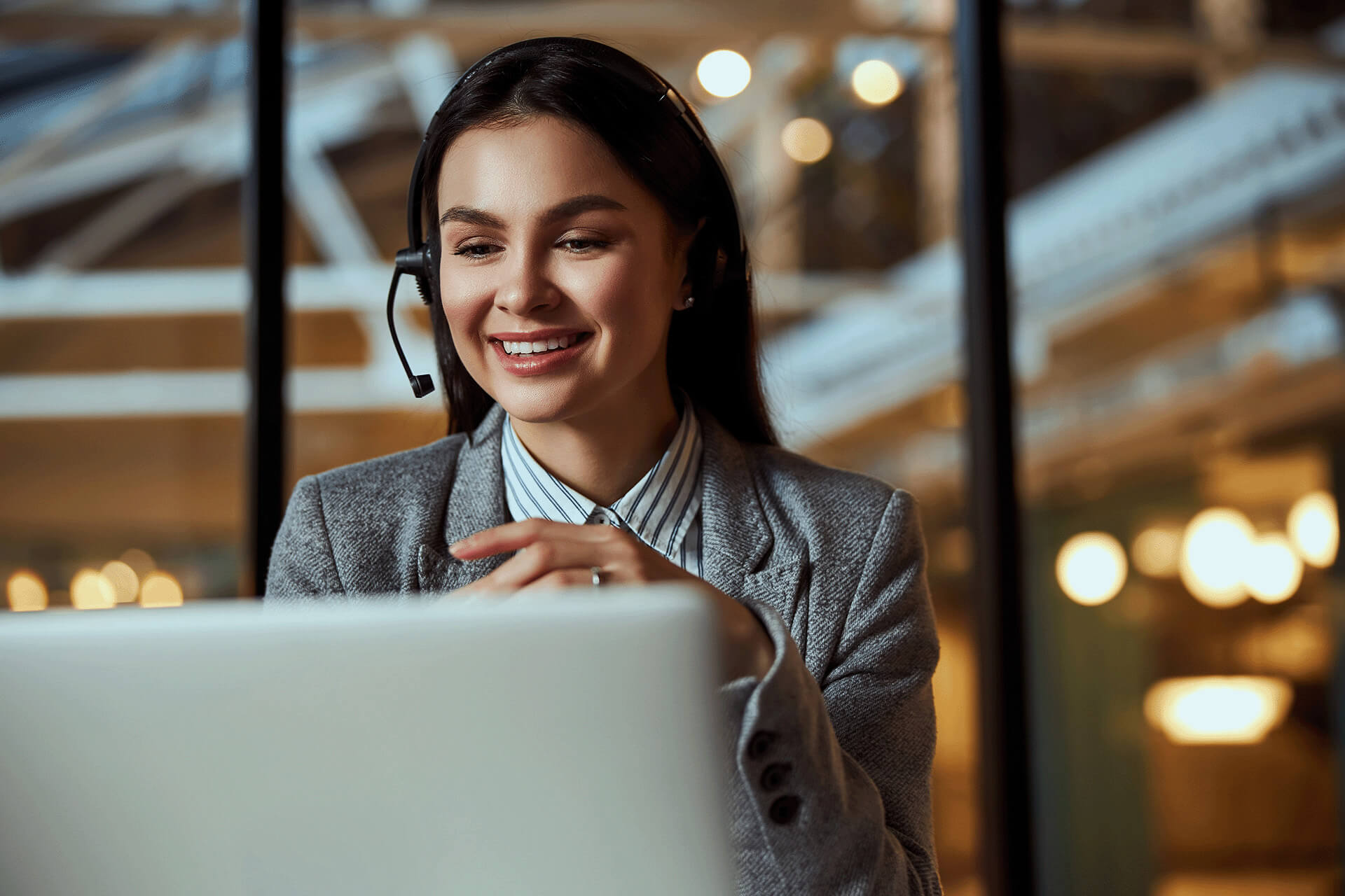 woman on an online sales chat woman on an online sales chat